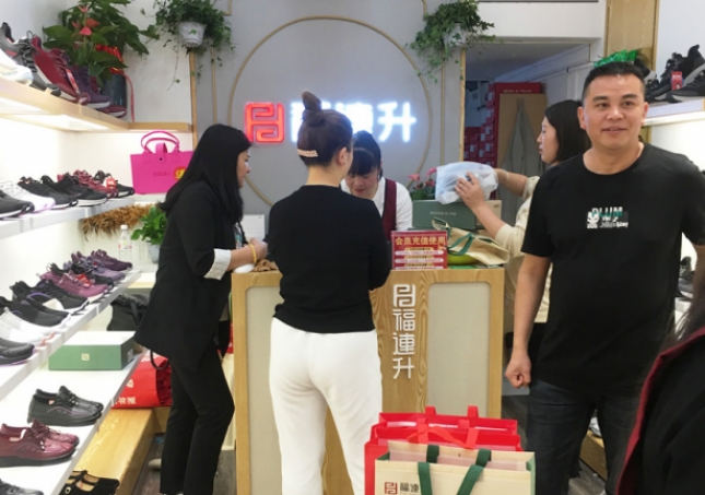 鞋店如何通過“鞋子以舊換新”的活動(dòng)盈利？